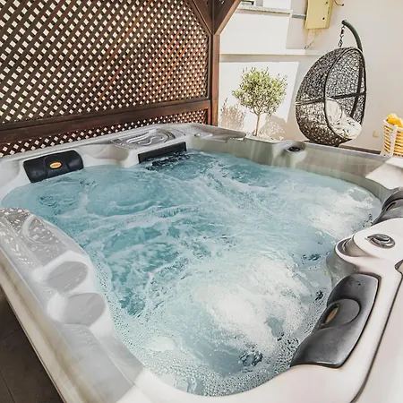 Chic And Serene With Hot-tub Apartment