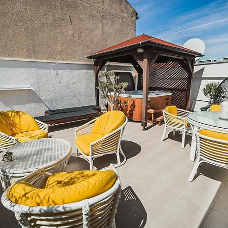 Apartment Chic And Serene With Hot-tub Vodice