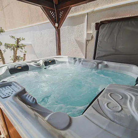 Chic And Serene With Hot-tub Apartment *