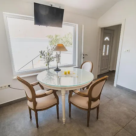Apartment Chic And Serene With Hot-tub Vodice