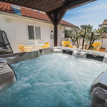 Apartment Chic And Serene With Hot-tub Vodice