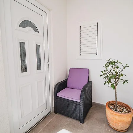 Apartment Chic And Serene With Hot-tub Vodice