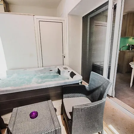 Chic And Serene With Hot-tub Apartment *